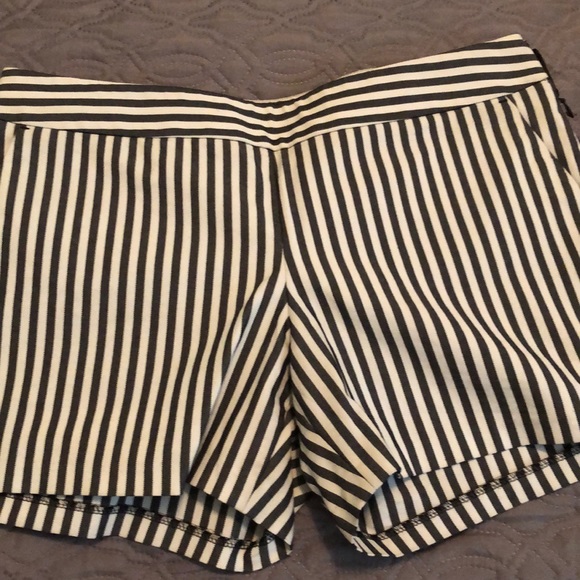 Black striped Size to Express shorts. - Picture 1 of 4